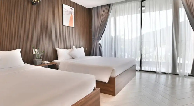 Четырёхместный семейный номер Standard с балконом Tuấn Ninh Hotel I