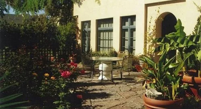 The Guesthouse on Allen Street, Забронировать Отель Отели Далласа с парковкой, рядом с Booker T. Washington School for Performing &amp; Visual Arts, Парковка