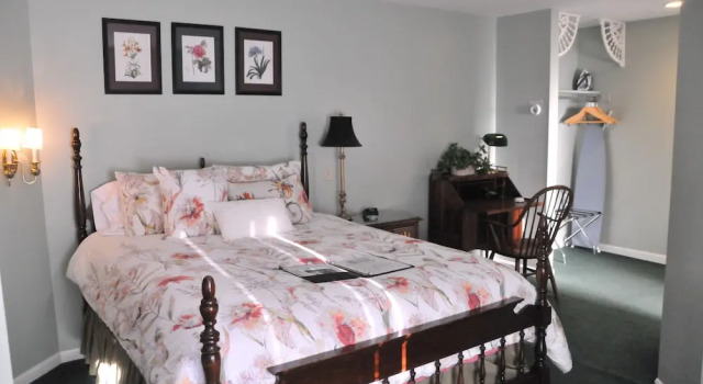 Двухместный номер Classic с балконом Strong House Inn