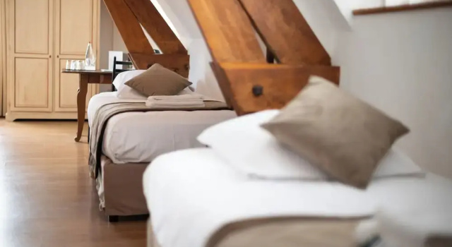 Четырёхместный номер Standard Logis Hôtels - Hôtel Restaurant Domaine Les Falaises