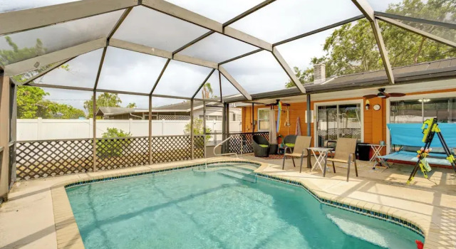 Коттедж 2 Mi to Riverwalk: Gem w/ Private Pool & Yard!