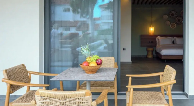 Полулюкс с балконом и с видом на бассейн Amyntas Seafront Hotel