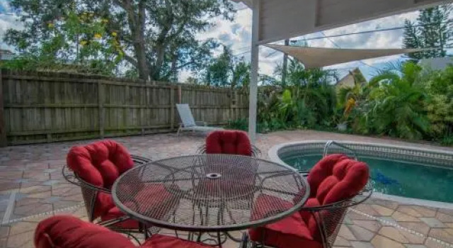 Chic Private Pool Home Minutes to Bonita Beaches, Забронировать Отель Бонита-Спрингс Southwest Florida, рядом с Поле для гольфа Бонита Фэйрвейс