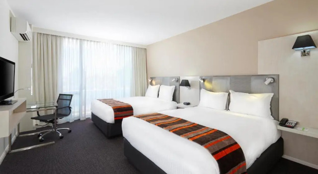 Четырёхместный номер Deluxe Holiday Inn Warwick Farm by IHG