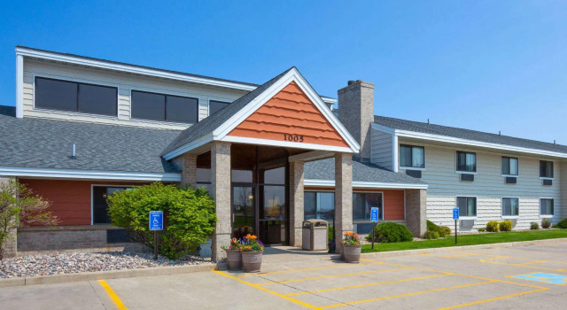 AmericInn by Wyndham Spencer, Book Hotel Hoteller i Spencer med parkering, Parkering