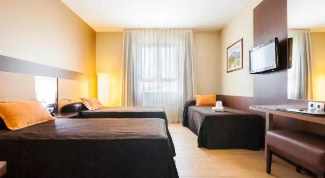 Трёхместный номер Hotel Ciudad de Alcañiz