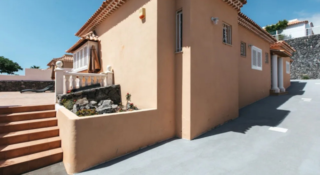 Classic Villa, luxe, private pool & prime location, Book Hotel Hotels in Tenerife with Parking, Parking