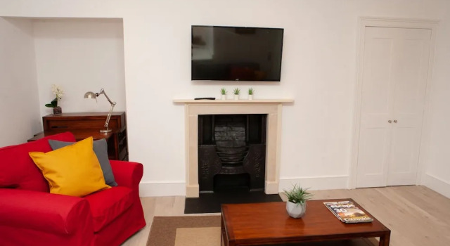 Bright 1 Bedroom Apartment With Views in Bath, Забронировать Апартаменты/квартира Бат Bath and North Somerset, рядом с Королевская национальная больница ревматических заболеваний