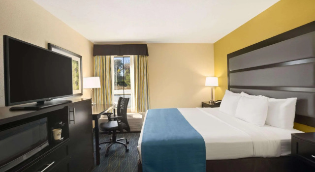 Двухместный номер Standard Days Inn & Suites by Wyndham Commerce