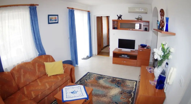 Garden-view Apartment With Terrace, 500m From the Sea, Parking, BBQ and Wifi