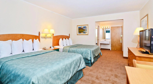Четырёхместный люкс Magnuson Grand Pioneer Inn and Suites