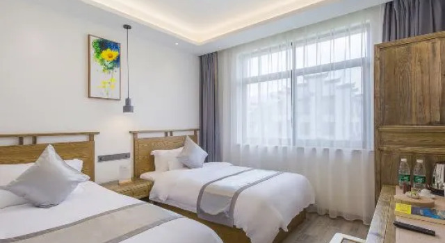 Люкс Deluxe FLoral Hotel · Red Forest Yuyao hotel (Yuyao Siming Lake Scenic Area）