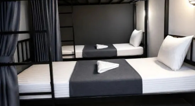 Кровать в общем номере с 4 комнатами Bliss & Beats Hostel