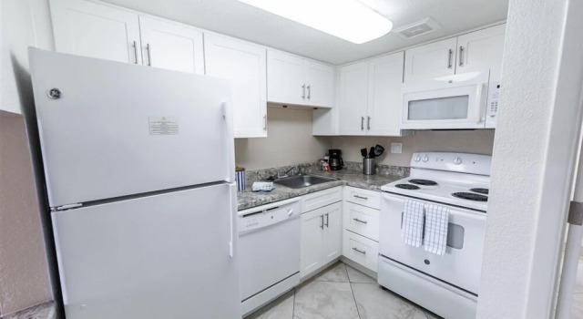 Апартаменты Fully Furnished 1BR Suite-Prime Location! 110 by RedAwning