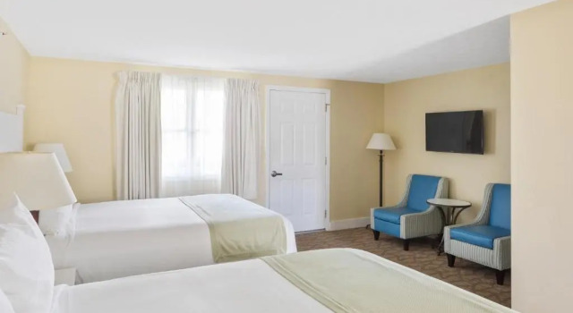 Colonial Inn, Varaa Hotelli Hotellit New England uima-altaalla, Uima-allas