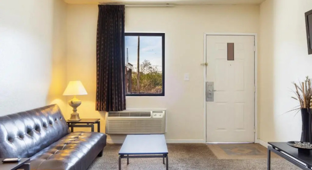 Люкс Travelers Place Inn & Suites