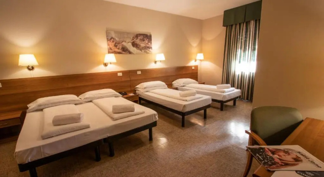 Четырёхместный номер Economy Hotel Corona