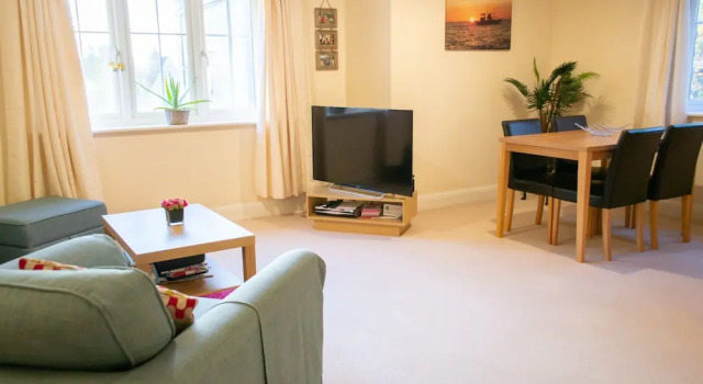 Bright 2 Bedroom Flat With Parking in Oxford