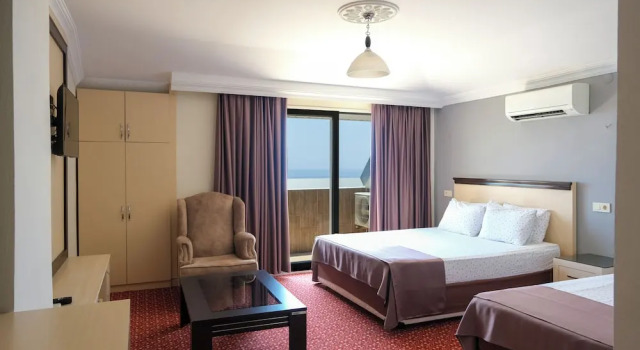 Трёхместный номер Classic с балконом и с видом на море AZAK BLUE OTEL