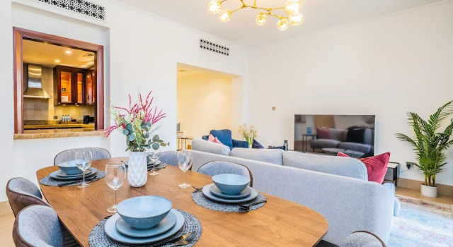 Colorful Apartment near Dubai Mall with Balcony, Забронировать Апартаменты/квартира Дубай Эмират Дубай, рядом с Дубайский аквариум