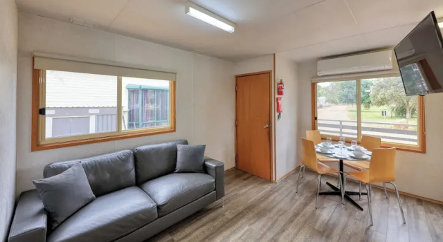 Номер Standard с 2 комнатами с балконом Yarrawonga Riverlands Tourist Park