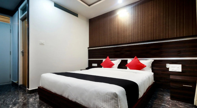 FabHotel Prime Suloka Towers - 500m from View point, Kaveri River, Prenota Hotel Hotel a Kushalnagar con parcheggio, Parcheggio