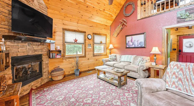 Коттедж Cozy Couples Getaway w/ Hot Tub: 'fox Ridge Cabin'