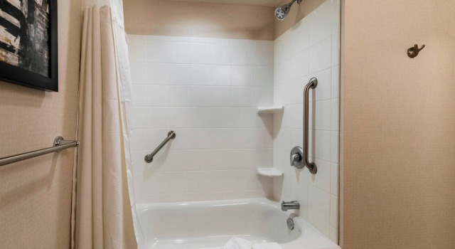 Четырёхместный номер Standard с балконом Courtyard by Marriott Atlanta Buford Mall of Georgia