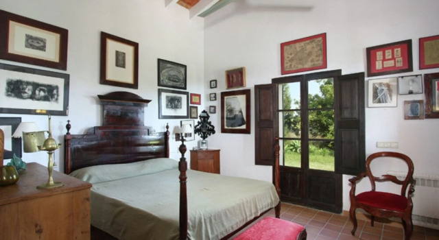 Large Traditional Country House With Spacious Veranda, Garden and Private Pool
