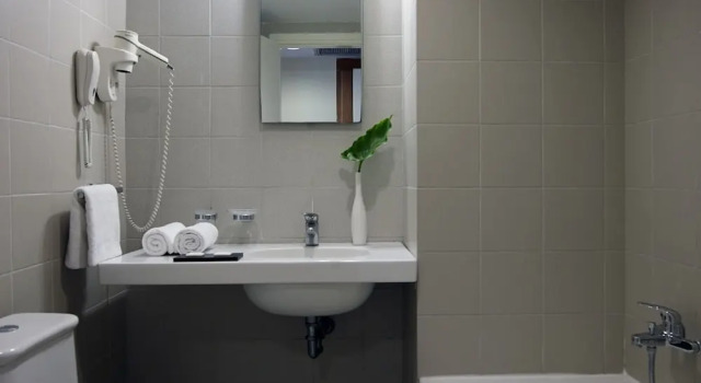 Трёхместный номер Standard с балконом Angela Downtown Hotel