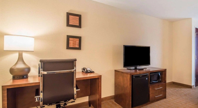 Comfort Inn & Suites Brattleboro I-91, 예약 호텔 브레틀보로 버몬트
