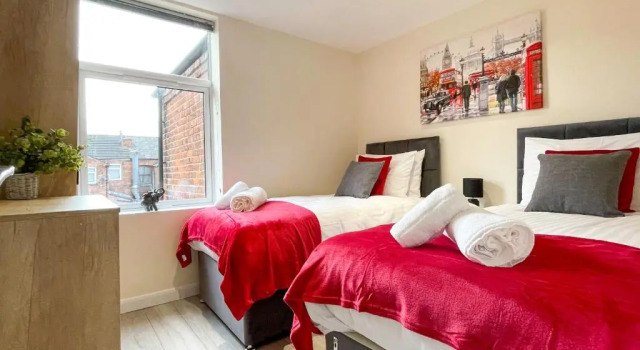 Spacious 4-bed house in Crewe by 53 Degrees Property, ideal for Contractors & Business, FREE parking - sleeps 7