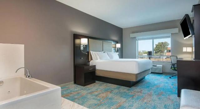 Двухместный номер Executive Holiday Inn Express & Suites Norwood-Boston Area by IHG