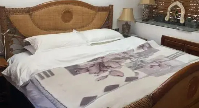 Кровать в общем номере Lijiang Hua Lin Wan Zhao Inn