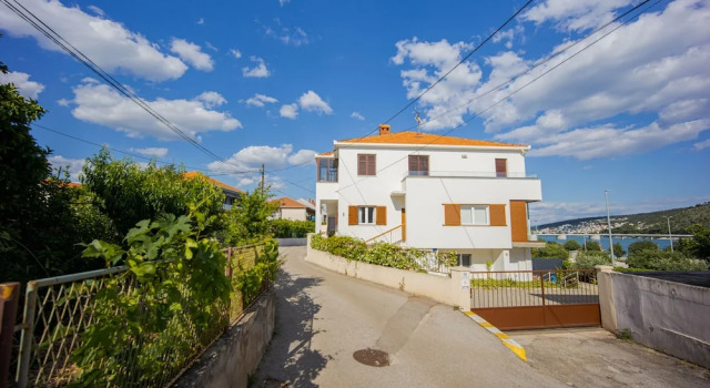 Urban loft next to the beach, Забронировать Апартаменты/квартира Трогир 