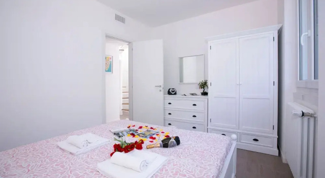 Casa Laura Apt 6 in Il Piazzo, Book Lejlighed Hoteller i Plesio med parkering, Parkering