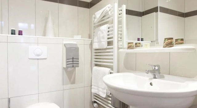 Трёхместный номер Standard Logis Hôtel Duquesne