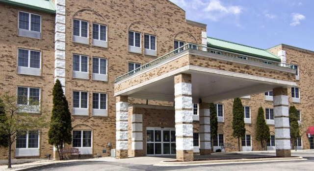 Baymont Inn and Suites Grafton, Book Hotel Grafton Wisconsin