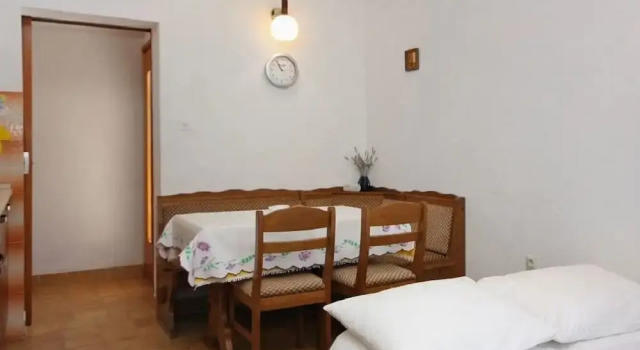 Nedjeljko - 150 m From Beach - A1, Varaa Hotelli Hotellit Split-Dalmatia pysäköinnillä, Pysäköinti