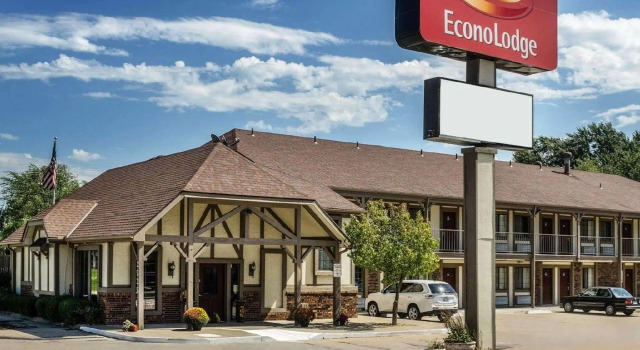 Кровать в общем номере Econo Lodge Lawrence near University