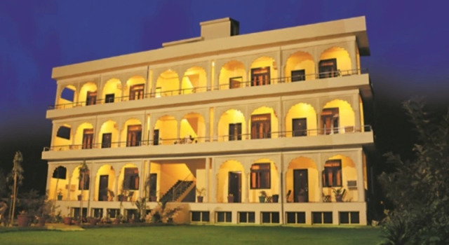 Hotel Ananta Palace, Забронировать Отель Отели штата Раджастхана с бассейном, Бассейн