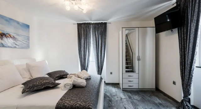 Студия Executive Split Apartments with Hotel Service