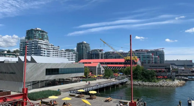 Четырёхместный номер Deluxe Coast Lonsdale Quay Hotel