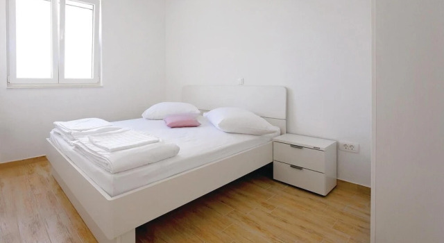 Beautiful Home in Zatoglav With Wifi and 4 Bedrooms, Забронировать Отель Отели Рогозница с бассейном, Бассейн