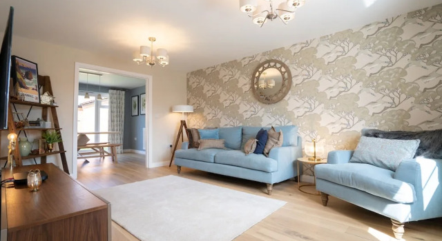 4 Bedroom Detached House 5mins Walk to Shopping Village