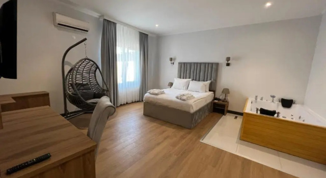 Lake Li̇fe Hotel