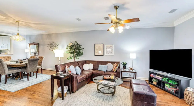 Uptown Dallas Group Getaway Near Art, Eats & More!