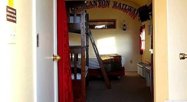 Номер Deluxe Historic Rail car on route 66