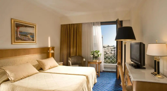 Трёхместный номер Executive Royal Olympic Hotel