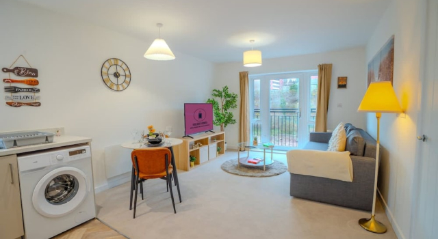 2 Bed Stylish Stay - By Holiday Homes, Varaa Huoneisto Asunnot kohteessa Merseyside, Huoneisto